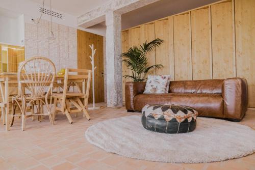 坎皮卡福特Moll Petit Apartments - Turismo de Interior的客厅配有真皮沙发和桌子