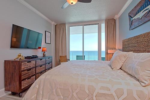 格尔夫海岸Lighthouse 714的一间卧室配有一张大床和一台平面电视