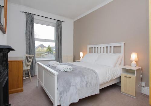 安德沃Lovely Victorian House的白色的卧室设有床和窗户