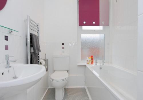 安德沃Lovely Victorian House的白色的浴室设有卫生间、浴缸和水槽。