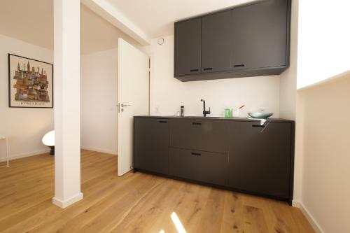哥本哈根Rent A Place 1 - 4的一个带水槽的厨房和墙上的电视