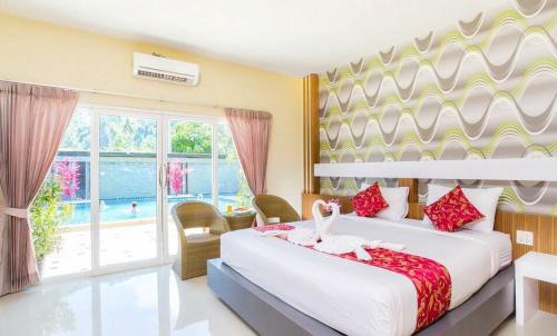 皮皮岛Phi Phi Maiyada Resort- SHA Certified的一间卧室设有一张大床和一个大窗户