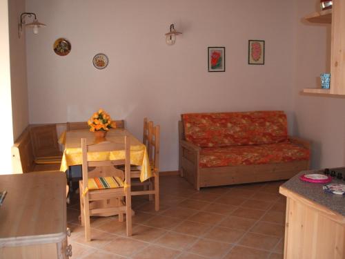 莫里马索塔帕皮纳农场酒店的客厅配有桌子和沙发