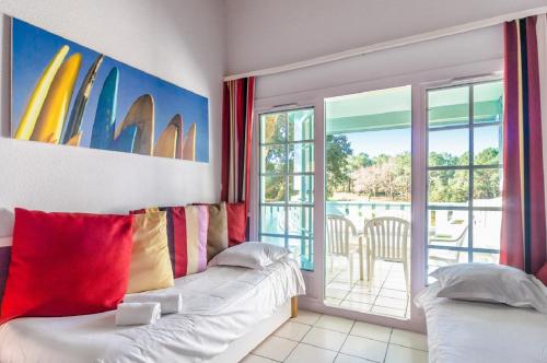 莫列马阿Residence Moliets - maeva Home的带沙发和大窗户的客厅