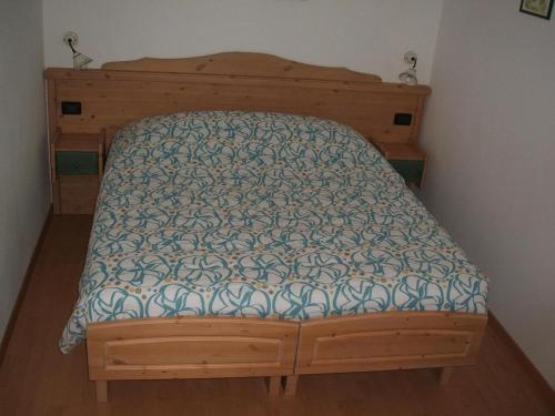 莫里马索塔帕皮纳农场酒店的卧室内的一张床铺,配有木制床架