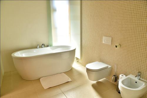GradGrad Goričko的浴室配有白色浴缸和卫生间。