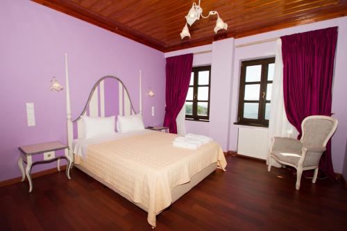 莫诺登德里莫诺登德里酒店的卧室配有白色的床和紫色的墙壁