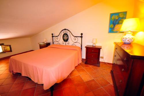 奎尔西亚内拉Erba Di Campo Residence的一间卧室配有一张床和一个梳妆台