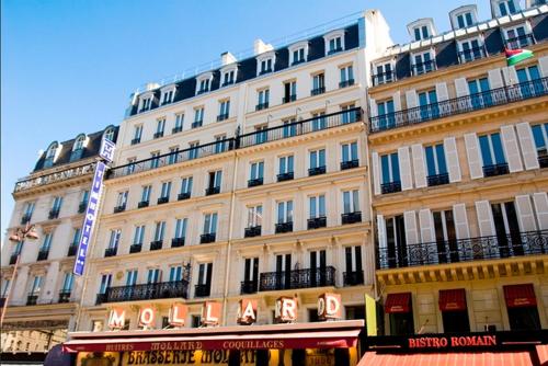 巴黎提姆玛德莱娜剧院酒店的前面有标志的大型白色建筑