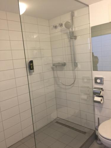 汉诺威中央汉诺威酒店的玻璃门淋浴和卫生间