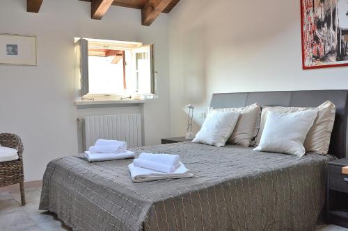 拉齐塞Villa Gasco With Pool的一间卧室配有一张床,上面有两条毛巾