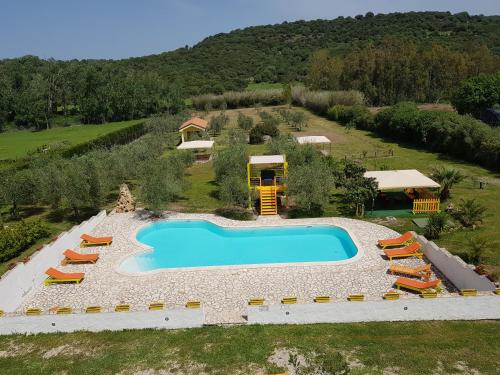 阿尔盖罗Il Sogno di Alghero - Adults Only的享有一个大型游泳池的顶部景色,游泳池周围设有椅子