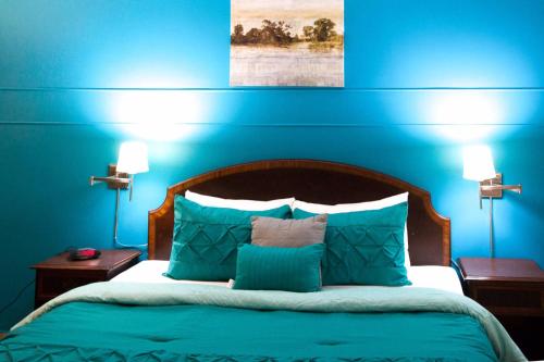 迈阿密加布勒斯旅馆的蓝色卧室,配有蓝色墙壁的床