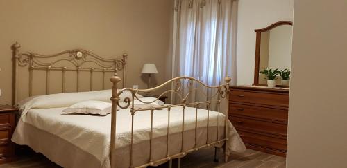 佩乔利区Podere Chiasso Gherardo的一间卧室配有一张床、梳妆台和镜子