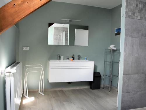 GesvesLa Haie Bolaine的浴室设有白色水槽和镜子