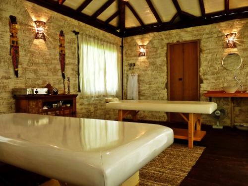 圣弗朗西斯科泽维尔Pousada Serra do Luar的一个带水槽的客房内大型白色浴缸