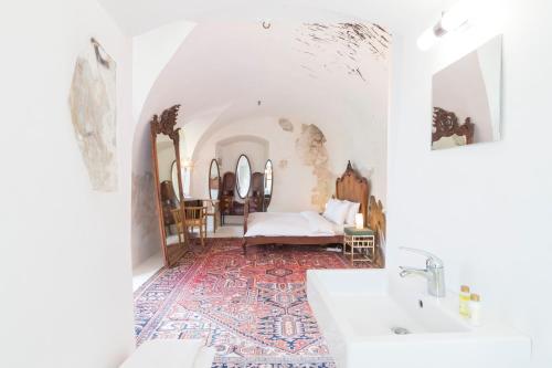 库特纳霍拉特博西兹城堡酒店的一间带床、浴缸和水槽的浴室