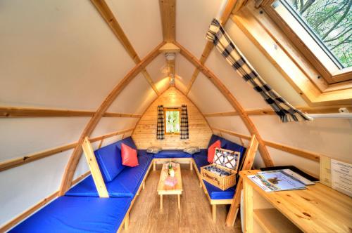 MorenishLOCH TAY HIGHLAND LODGES and GLAMPING PARK的一间小房子里的房间