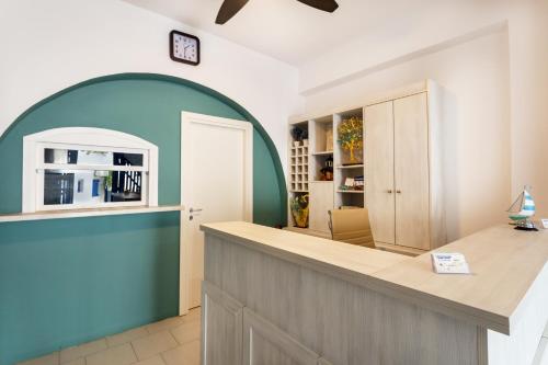 鲁特罗普罗托帕帕客房的一间厨房,内配蓝色和白色的台面