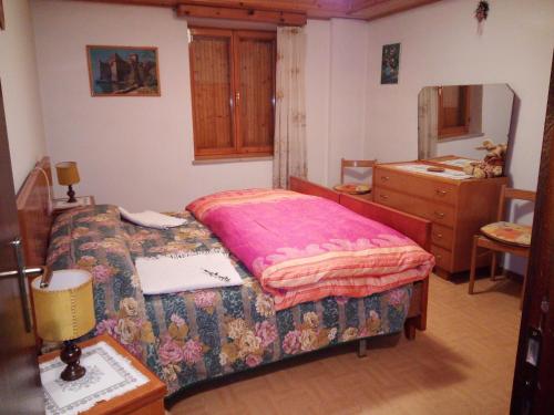 费拉迪普利米罗da Michela的一间卧室配有一张床、梳妆台和镜子