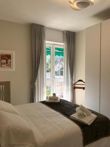 斯特雷萨A casa di Chiara的一间卧室配有一张大床和毛巾