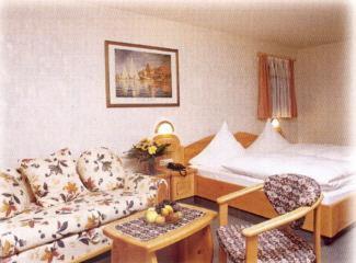 阿尔道夫格斯霍夫赫希酒店的酒店客房设有一张沙发和一张床