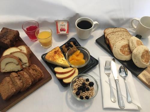 卡利斯佩尔卡利斯佩尔大酒店的一张桌子,上面摆放着各种面包和早餐食品