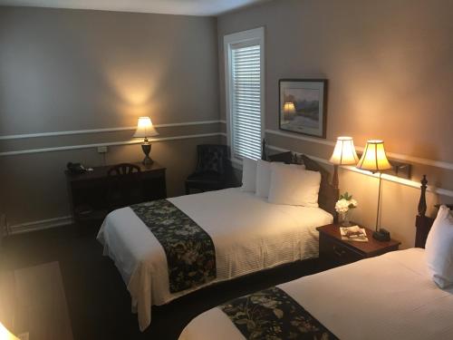 卡利斯佩尔卡利斯佩尔大酒店的酒店客房设有两张床和两盏灯。