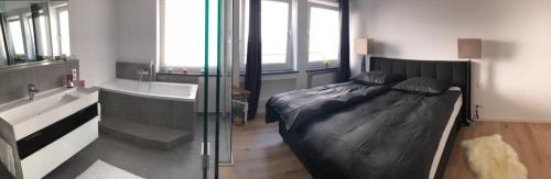 维尔茨堡Apartment Central Würzburg的一间卧室设有一张大床和一个浴缸
