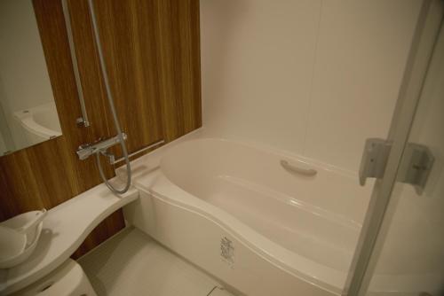 奈良鹿苑山庄山林小屋的带浴缸和卫生间的浴室。