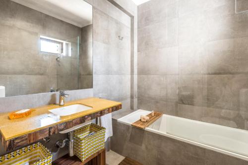 阿玛考德佩拉Villa 39的浴室配有盥洗盆和浴缸。