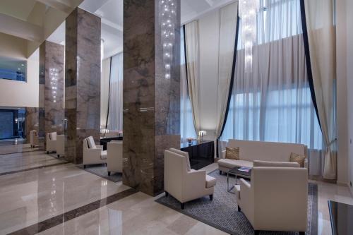 阿布贾阿布贾辉盛阁国际公寓的大楼内一个带沙发和椅子的大堂