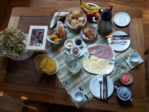 坦迪尔Cabaña La Strega的一张桌子,上面有早餐食品和饮料