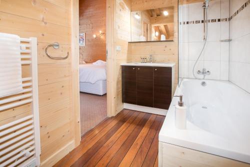 Simply Morzine - Chalet Central的一间浴室