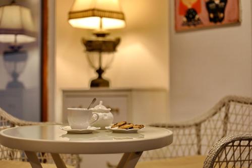 第比利斯第比利斯美景酒店的桌子上放着茶和饼干