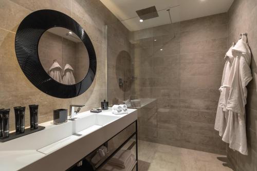 巴黎摄政王Spa公寓式酒店的一间带水槽和镜子的浴室