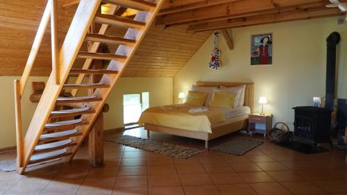 Sądry扎葛洛达瓦特里民宿的一间卧室设有一张床和木制楼梯。