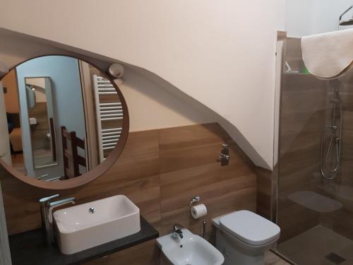 科尔西科La Corte sul Naviglio的浴室配有盥洗池、卫生间和镜子。