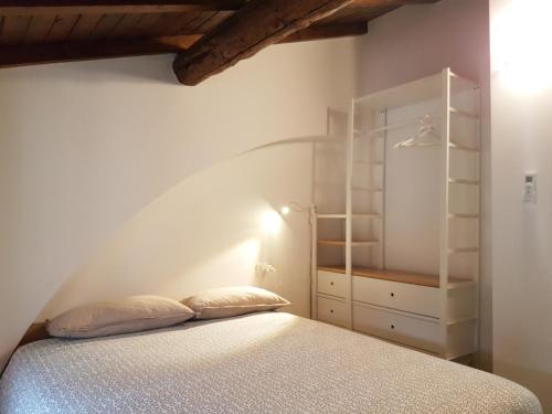 科尔西科La Corte sul Naviglio的一间卧室设有一张床和一个书架