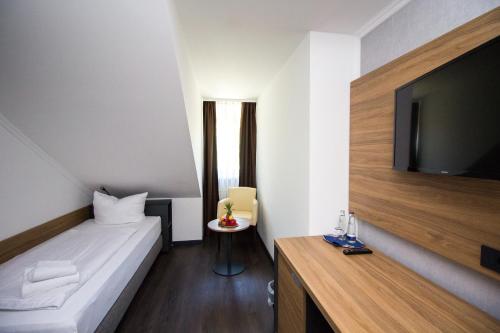 图青湖畔酒店的配有一张床和一台平面电视的酒店客房
