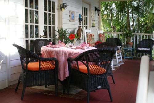 沃思湖萨巴尔棕榈树住宿加早餐酒店的门廊上的桌子,上面有粉红色的桌布