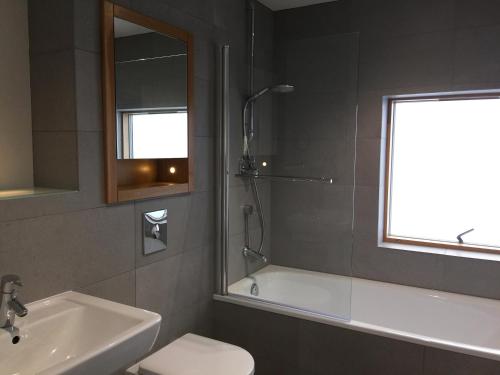 约克Jorvik Lodge的带浴缸、盥洗盆和卫生间的浴室