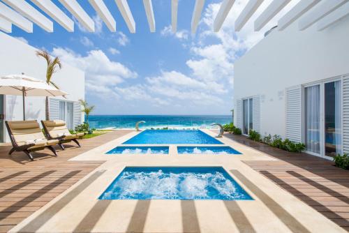 Oleo Cancun Playa All Inclusive Resort内部或周边的泳池