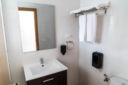 格拉德卡斯特利翁Pensión La Ola的白色的浴室设有水槽和镜子