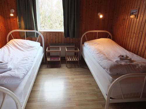 华姆斯唐吉apartment Neðra-Vatnshorn的小型客房 - 带2张床和窗户