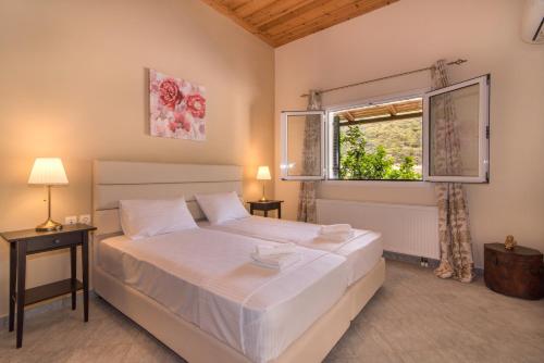 凯里翁Villa Nina的一间卧室设有一张大床和一个窗户。