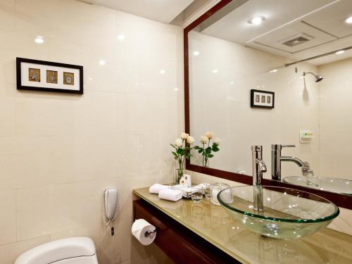 广州广州珀丽酒店(广交会期间提供接驳巴士至广交会展馆）的一间带水槽、卫生间和镜子的浴室