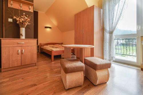 克罗奇琴科Zielone Zacisze的一间卧室配有桌子、床和窗户