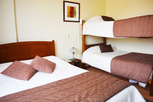 科皮亚波旧金山拉塞尔瓦酒店的一间酒店客房,配有两张双层床