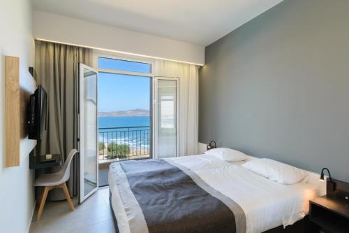 斯塔罗斯瑞尼尔斯酒店的一间卧室配有一张床,享有海景